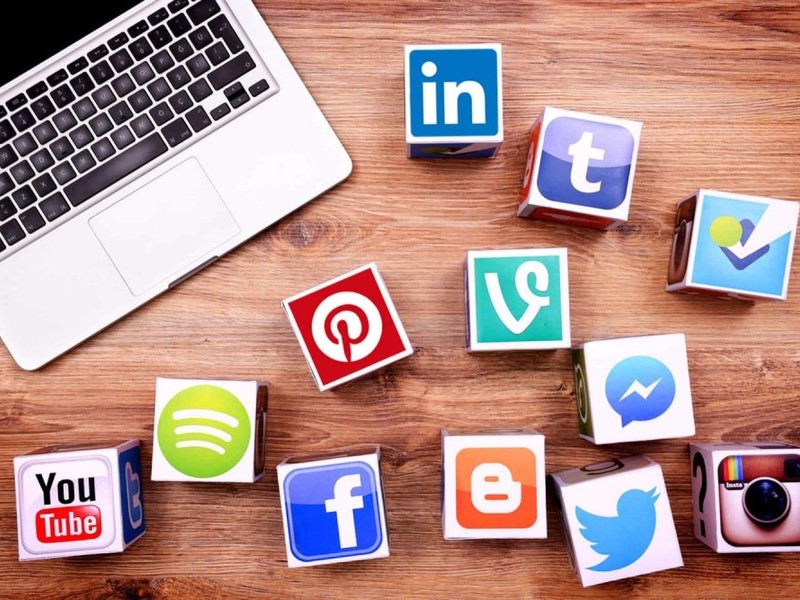 Quả bóng chuyền trên sân