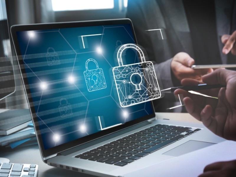 Vợt và bóng tennis trên sân