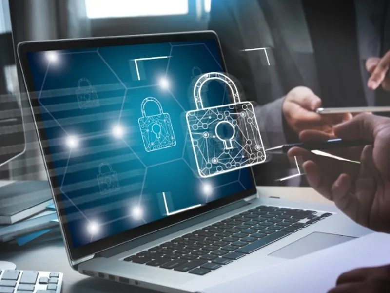 Vợt và bóng tennis trên sân