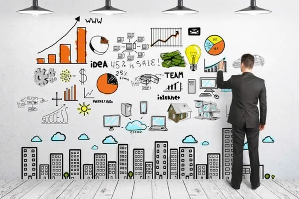 Hình ảnh huấn luyện viên đang phân tích chiến thuật