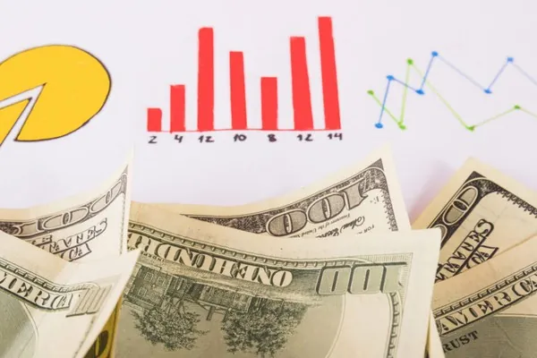 Biểu tượng khóa và mã hóa dữ liệu trên màn hình máy tính, thể hiện bảo mật thông tin cá nhân.